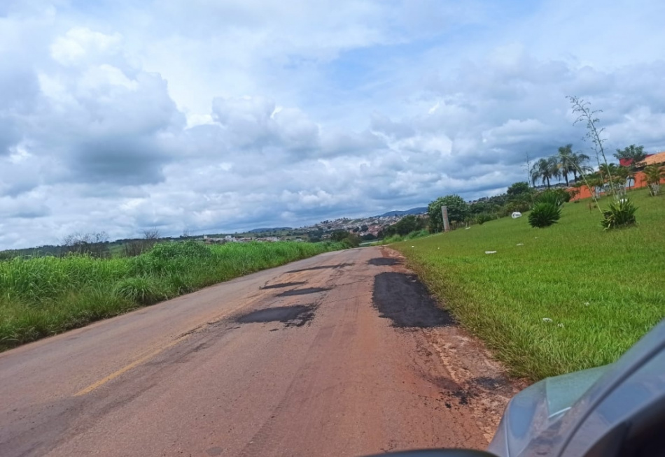 Com a intenção de diminuir os riscos de acidentes na BR 352, DEER conseguiu caminhão de asfalto para tampar os buracos naquela região