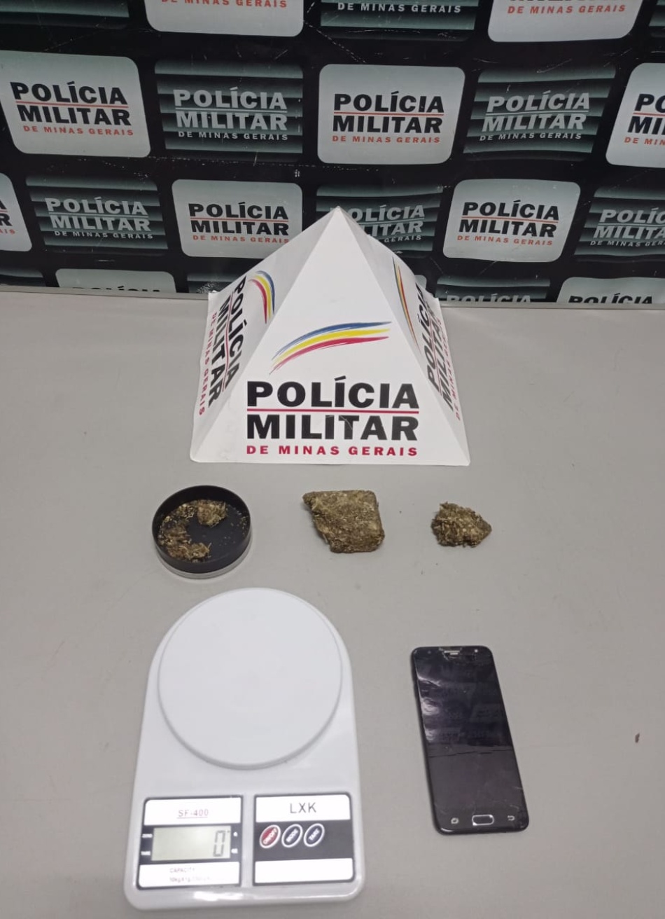 Polícia Militar apreende dois tabletes e um recipiente de maconha no bairro Walter Martins, em Pará de Minas