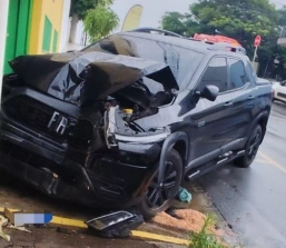 Mulher causa acidente para fugir de agressão em Divinópolis.