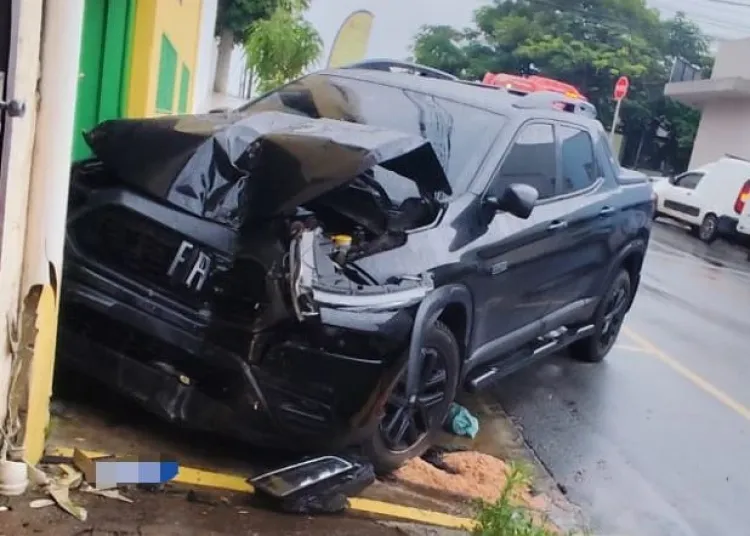 Mulher causa acidente para fugir de agressão em Divinópolis.