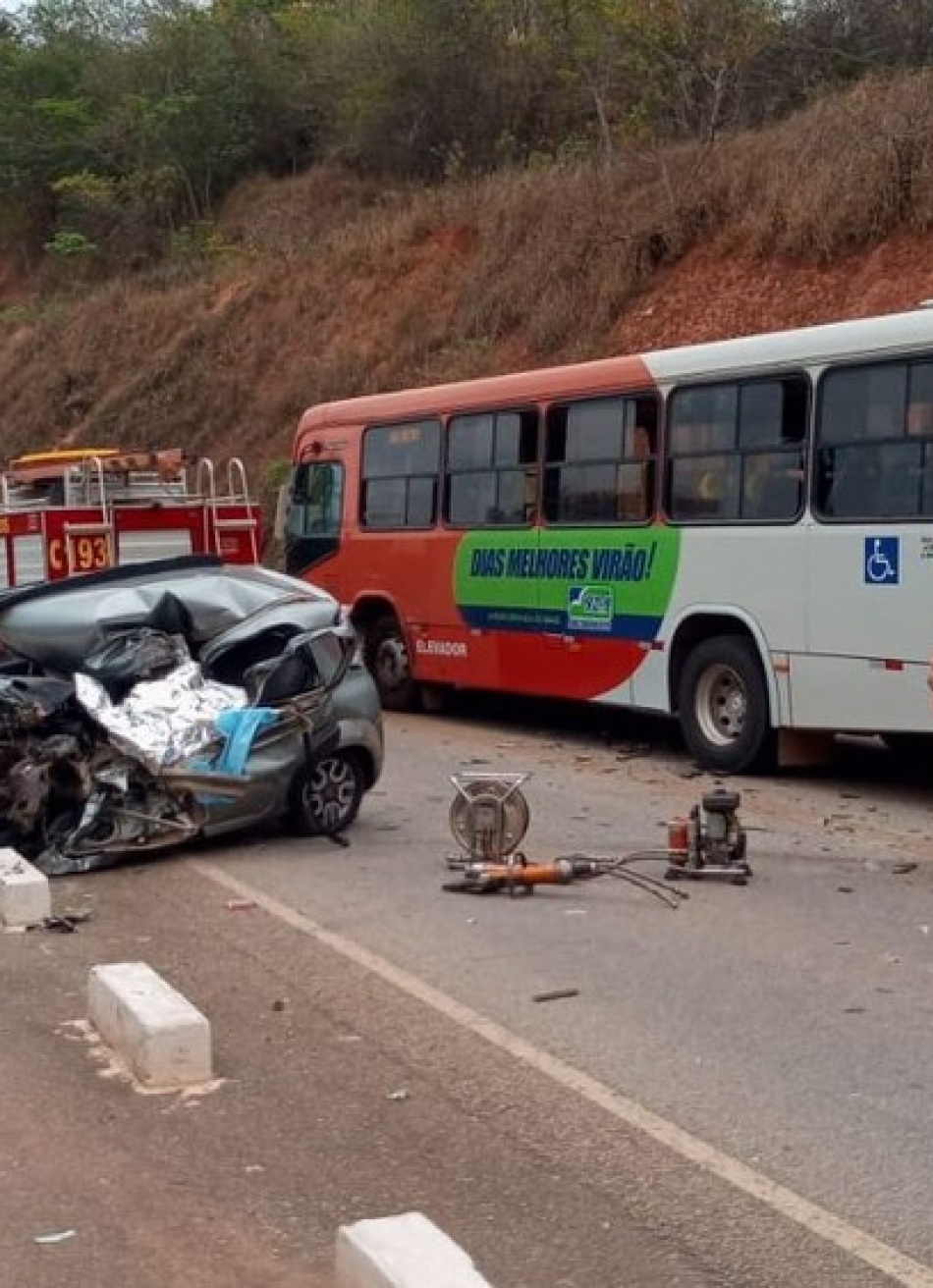 Acidente entre um carro e um ônibus na MG 050, em Juatuba, deixa uma vítima fatal