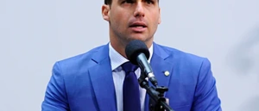 Eduardo Bolsonaro é demitido da Polícia Federal por abandono de cargo