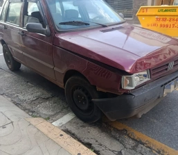 Colisão entre dois carros deixa apenas danos materiais no Centro de Pará de Minas