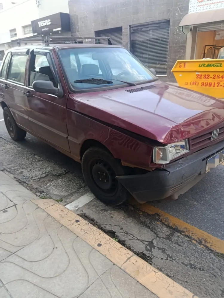 Colisão entre dois carros deixa apenas danos materiais no Centro de Pará de Minas