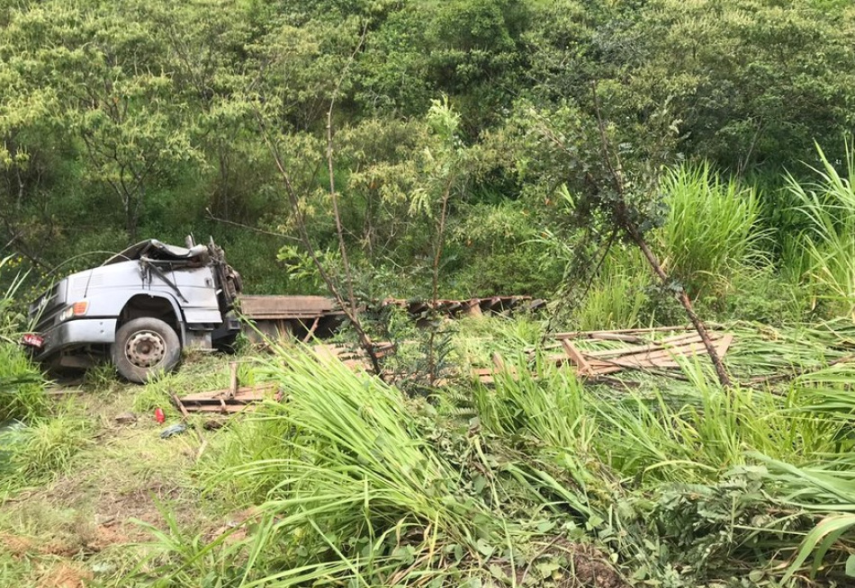 Um homem morreu e outro ficou ferido em um acidente com um caminhão carregado de tijolos na BR -262, em Pará de Minas