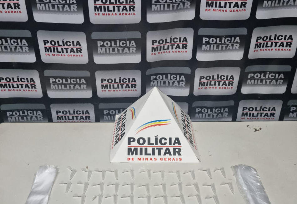 PM PRENDE SUSPEITOS POR TRÁFICO DE DROGAS EM IGARATINGA.