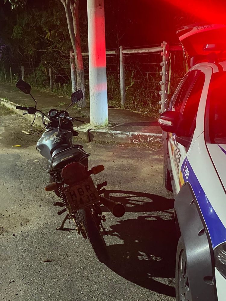 PM apreende motocicleta com placa adulterada conduzida por adolescente em São José da Varginha