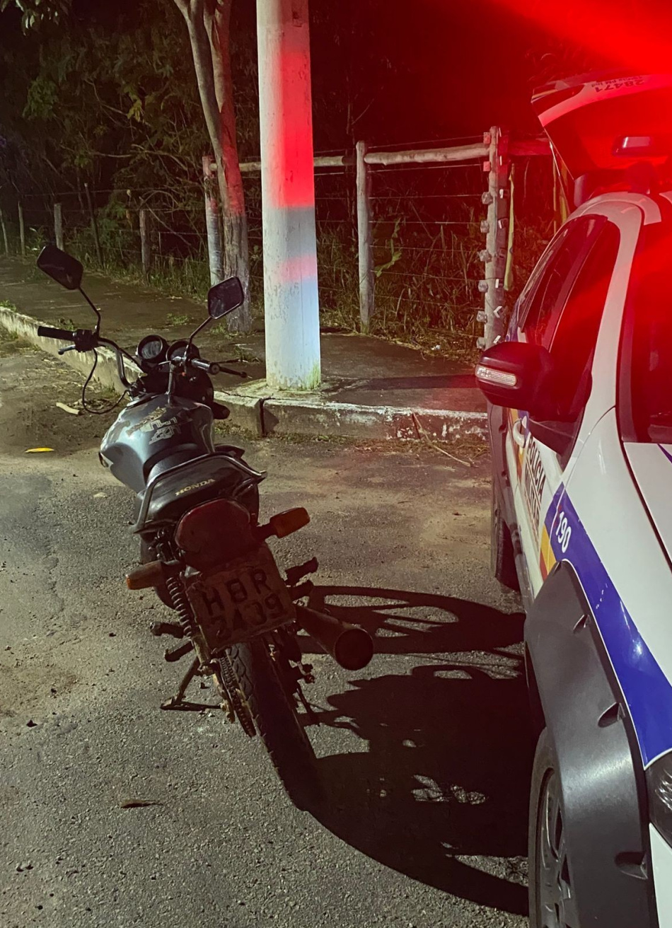 PM apreende motocicleta com placa adulterada conduzida por adolescente em São José da Varginha