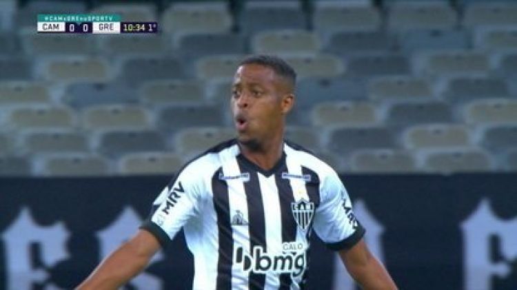 Em uma noite inspirada do atacante Keno, Atlético vence o Grêmio e mantém a liderança do Campeonato Brasileiro