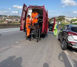 Motociclista sofre fratura exposta em acidente na saída de Pará de Minas