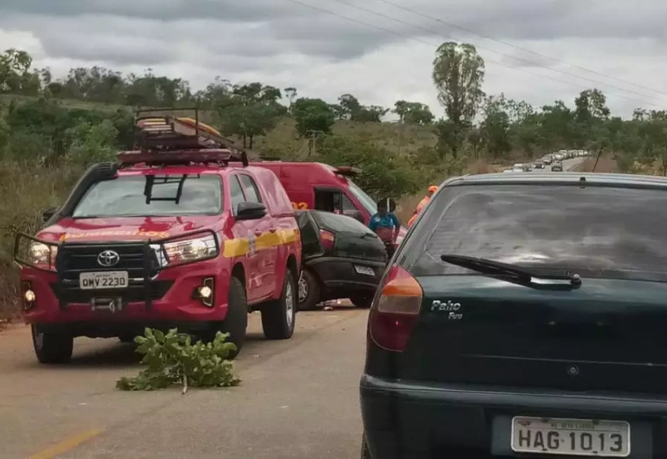 Uma pessoa morreu e quatro ficaram feridas em um grave acidente na MG-238
