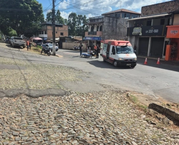 Acidente entre carro e motocicleta deixa feridos no bairro Santos Dumont