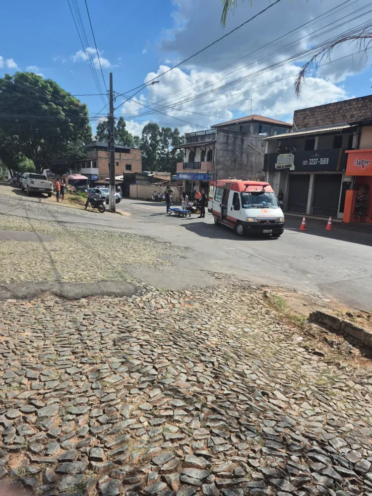 Acidente entre carro e motocicleta deixa feridos no bairro Santos Dumont