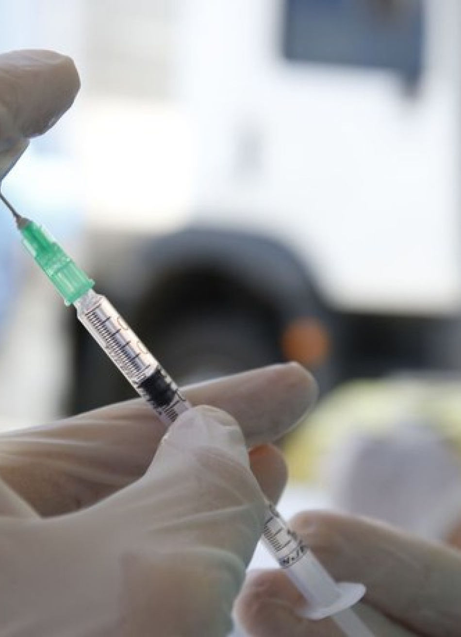 Crianças de 10 e 11 anos, sem comorbidades, recebem neste sábado a primeira dose da vacina contra a Covid-19