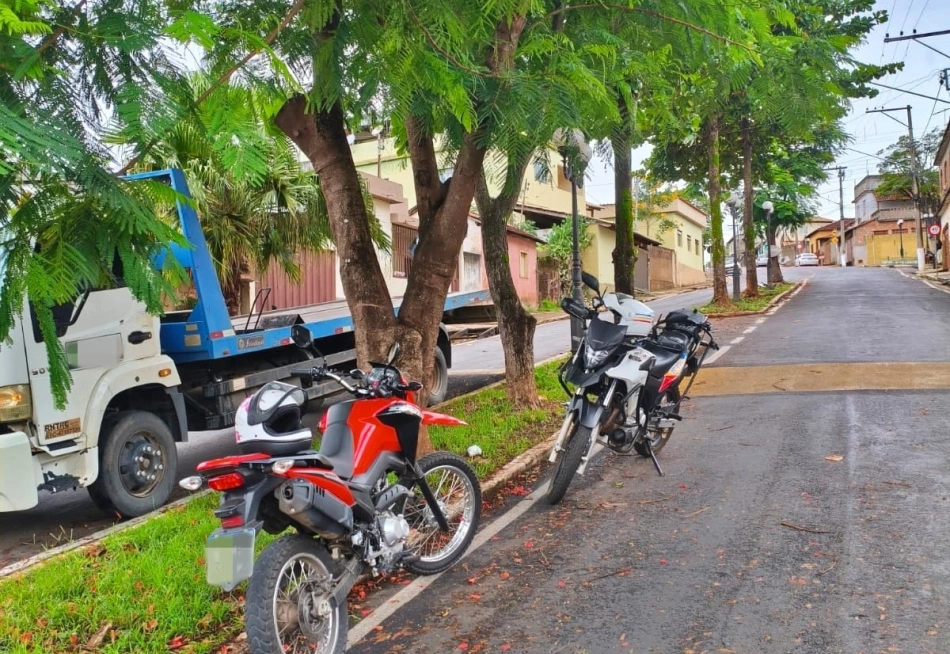 PMMG PRENDE CONDUTOR POR DIREÇÃO PERIGOSA E APREENDE MOTOCICLETA EM PITANGUI