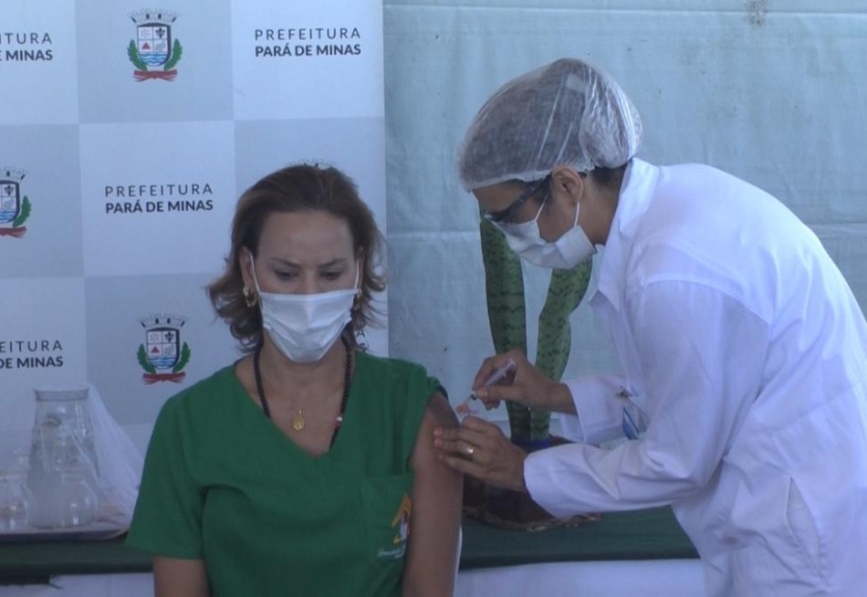 Primeira pessoa vacinada contra a Covid-19 em Pará de Minas destaca a necessidade de se completar o esquema vacinal