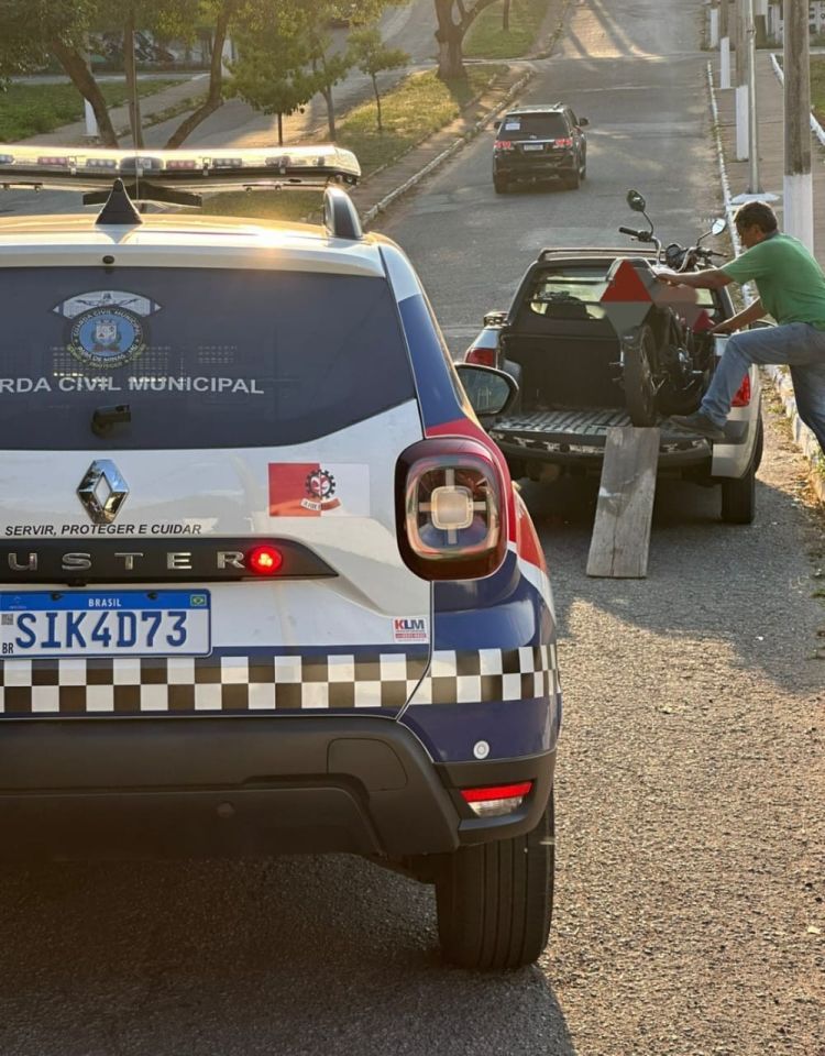 Motociclista é preso após realizar manobras perigosas em via pública, colocando a vida de terceiros em risco