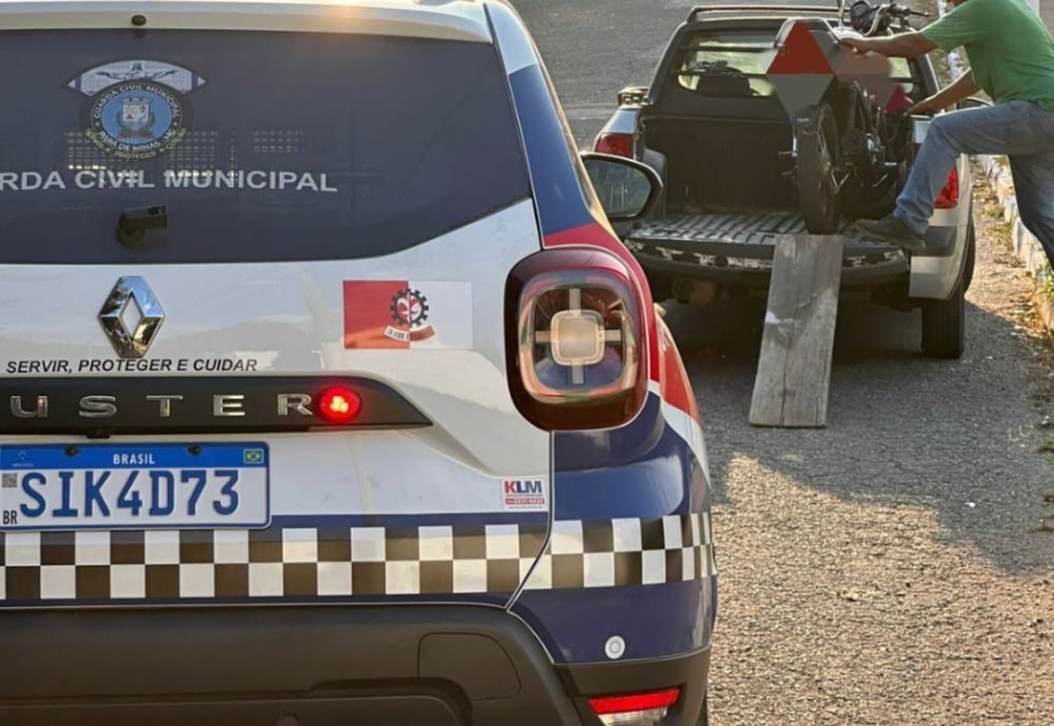Motociclista é preso após realizar manobras perigosas em via pública, colocando a vida de terceiros em risco