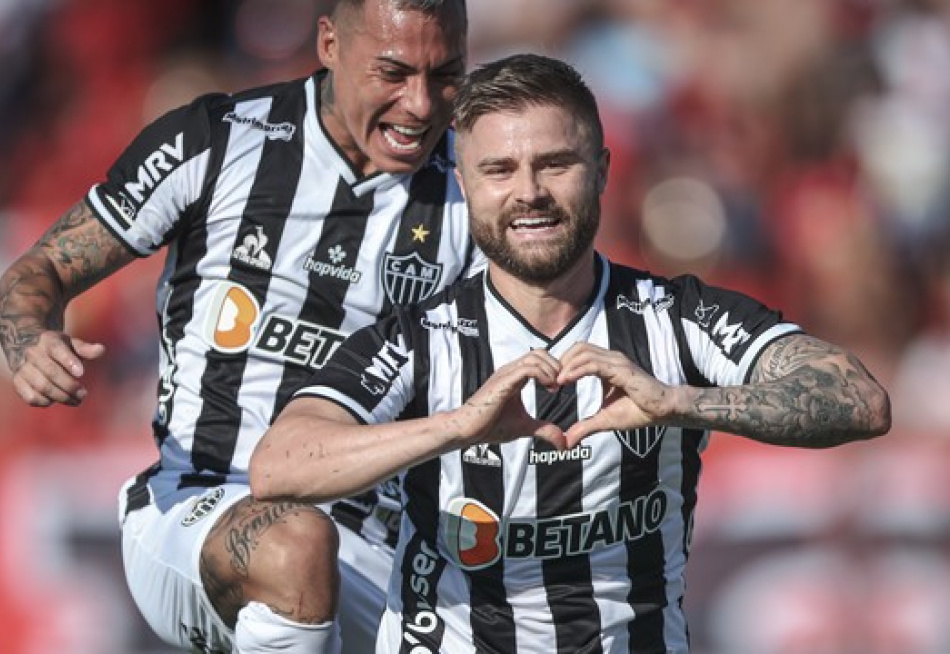 Atlético vence o Pouso Alegre e volta à liderança do Campeonato Mineiro