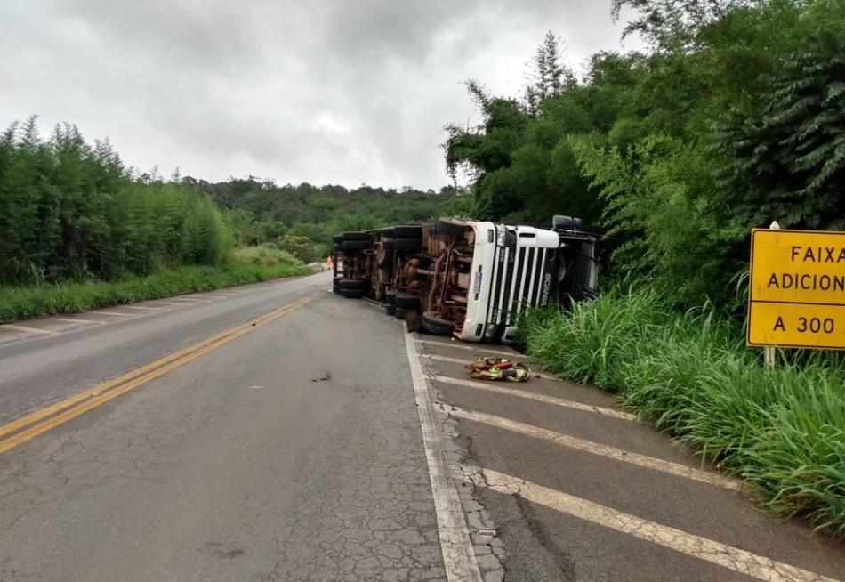 Trecho da BR 262 em que caminhão tombou nesse domingo é liberado