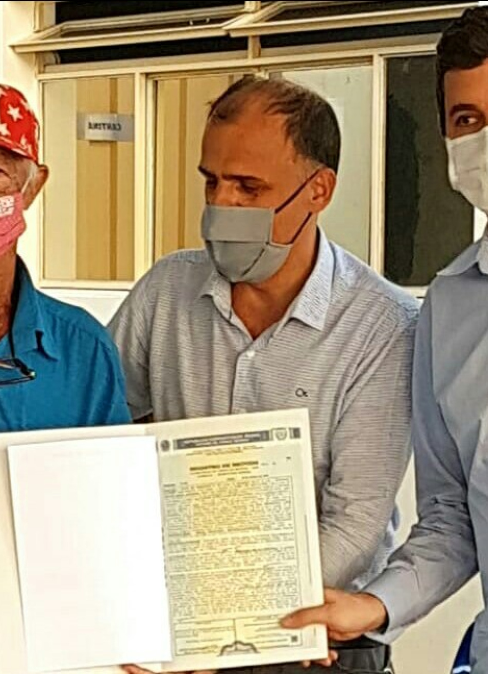 Prefeitura de Pará de Minas entrega escrituras de registros de terrenos para moradores do bairro São Paulo