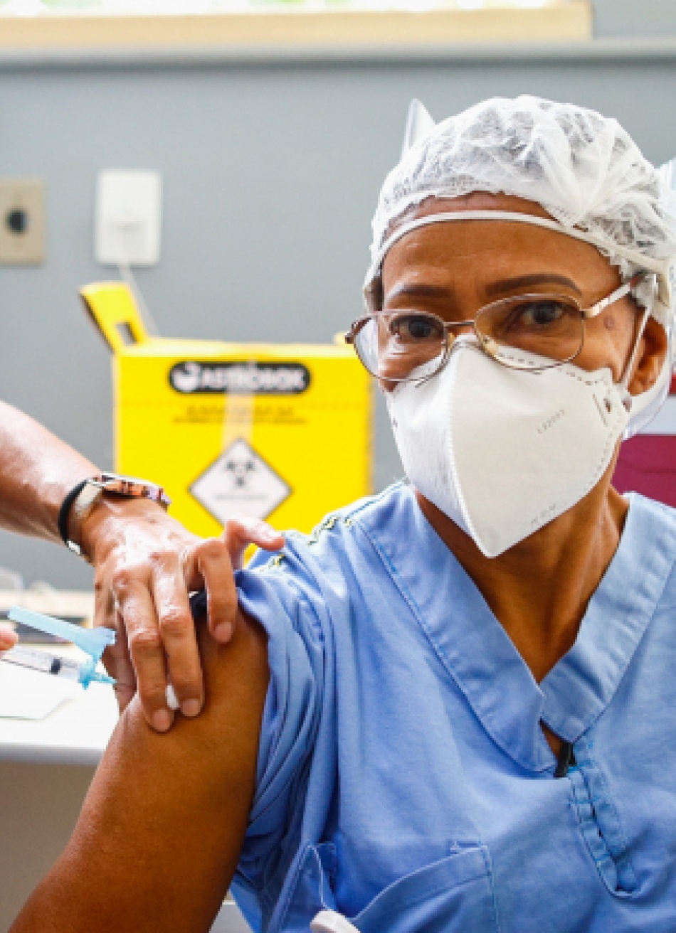 Primeira pessoa a ser vacinada em Minas Gerais contra a Covid-19 recebeu a segunda dose do imunizante