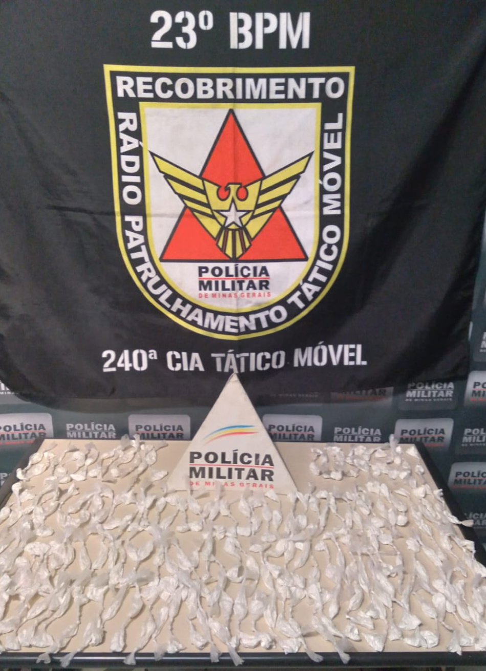 Polícia Militar apreende 300 porções de cocaína enterradas em um lote do bairro Jardinópolis, em Divinópolis