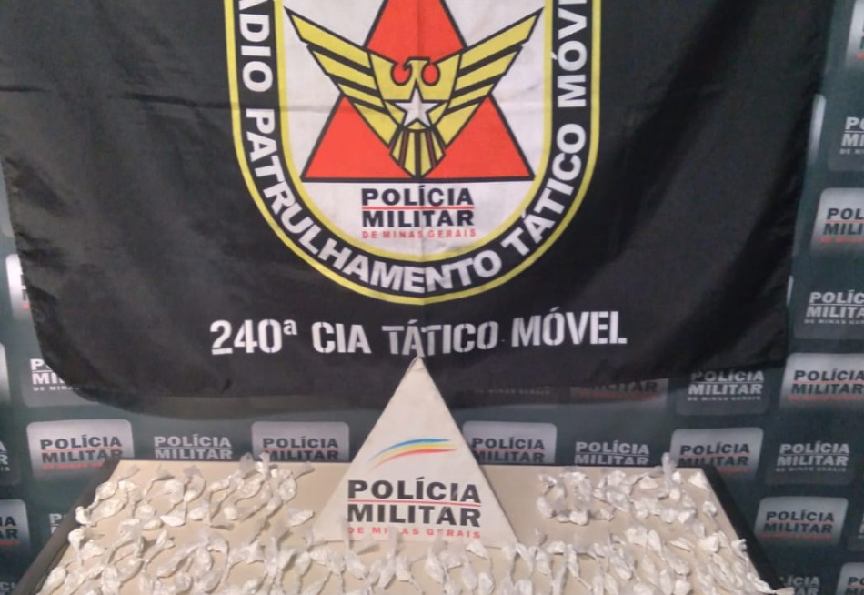 Polícia Militar apreende 300 porções de cocaína enterradas em um lote do bairro Jardinópolis, em Divinópolis