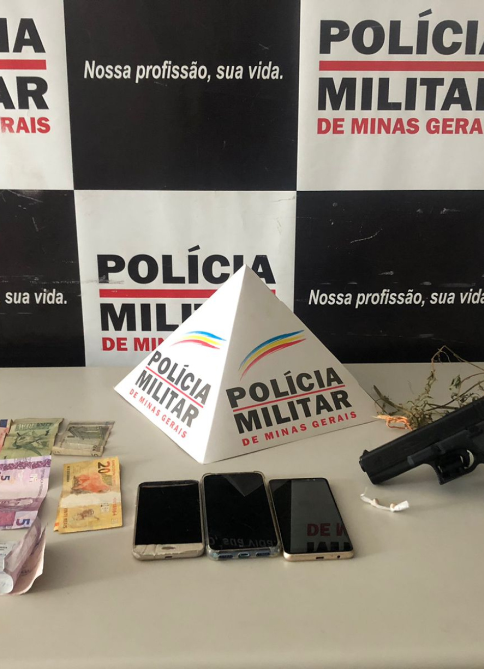 Homens são presos em Nova Serrana acusados de roubarem uma caminhonete Fiat Strada