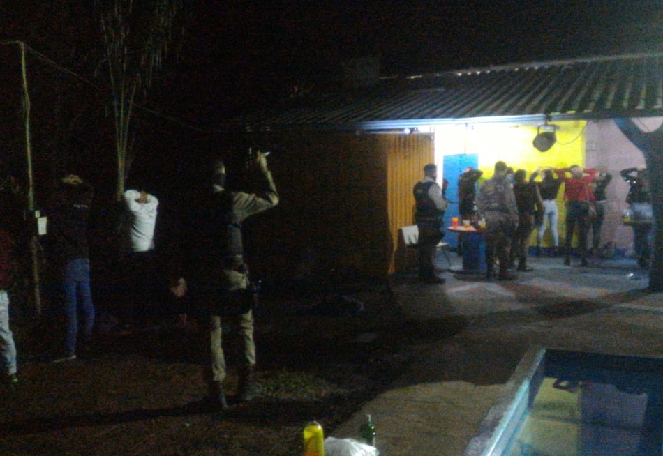 Polícia Militar e Fiscais da Prefeitura realizam intervenção em Festa Clandestina na Comunidade rural de Cacoco do Meio