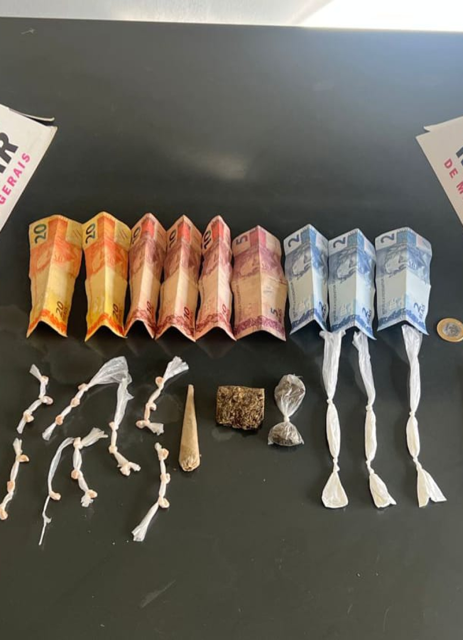 PM PRENDE SUSPEITO DE PRATICAR TRÁFICO DE DROGAS NO CENTRO DE PAPAGAIOS.