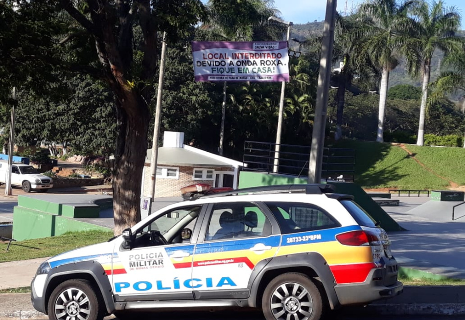 Prefeitura espalha faixas por Pará de Minas pedindo que população evite aglomerações