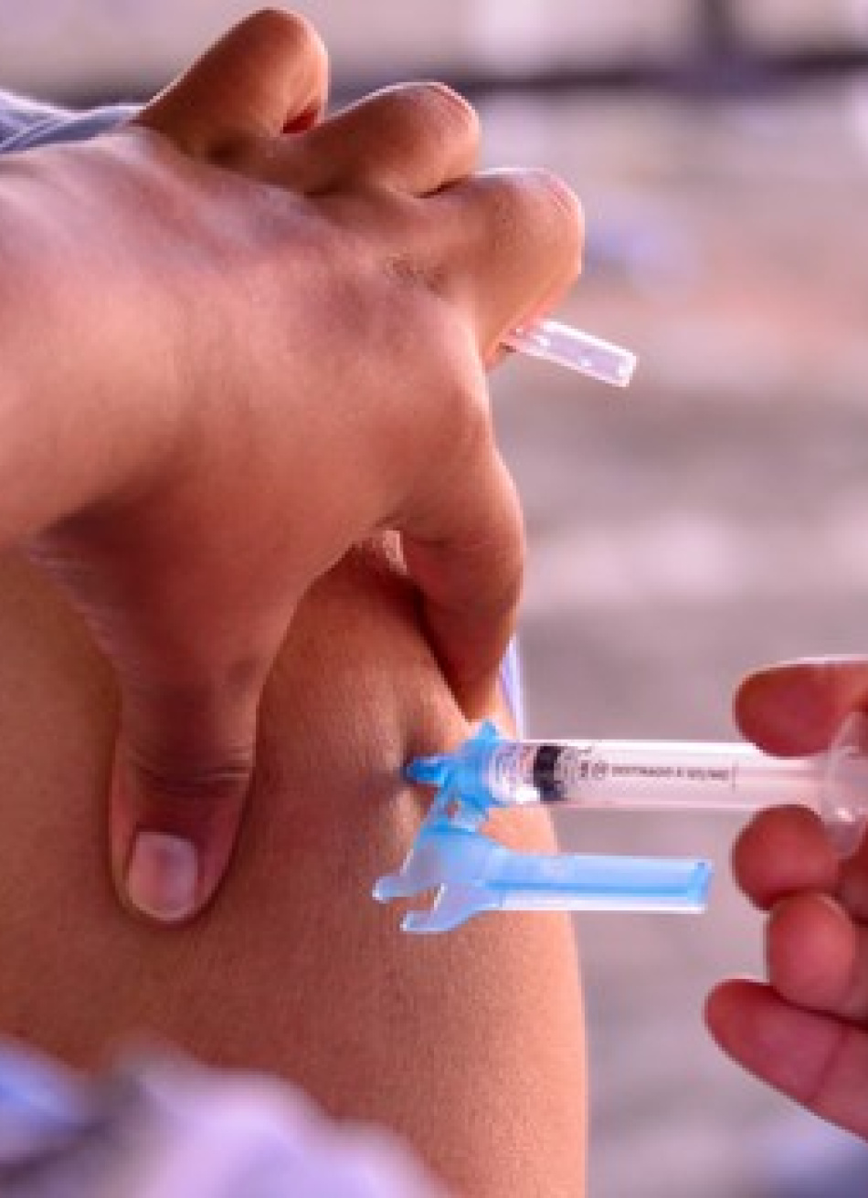 População em geral com idade entre 23 e 24 anos recebe nesta terça-feira a primeira dose da vacina contra a Covid-19