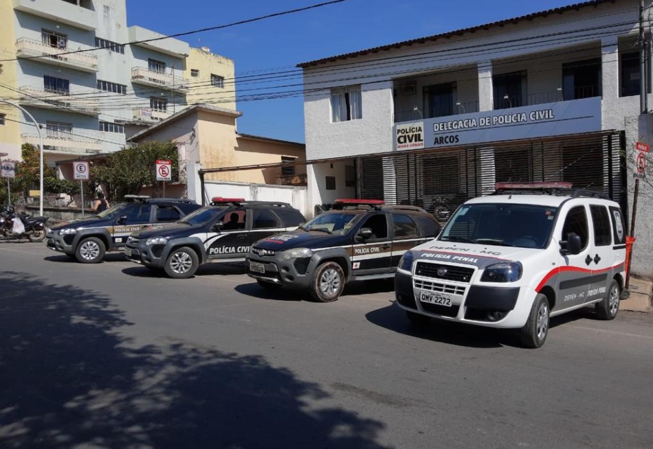 Polícia Civil cumpre mandados de prisão em prende três pessoas em Pains e Arcos