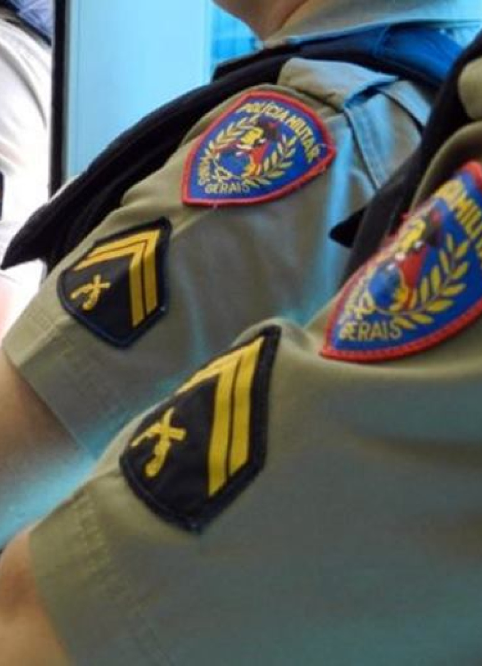PM apreende maconha, haxixe e LSD com dupla em automóvel na avenida Presidente Vargas