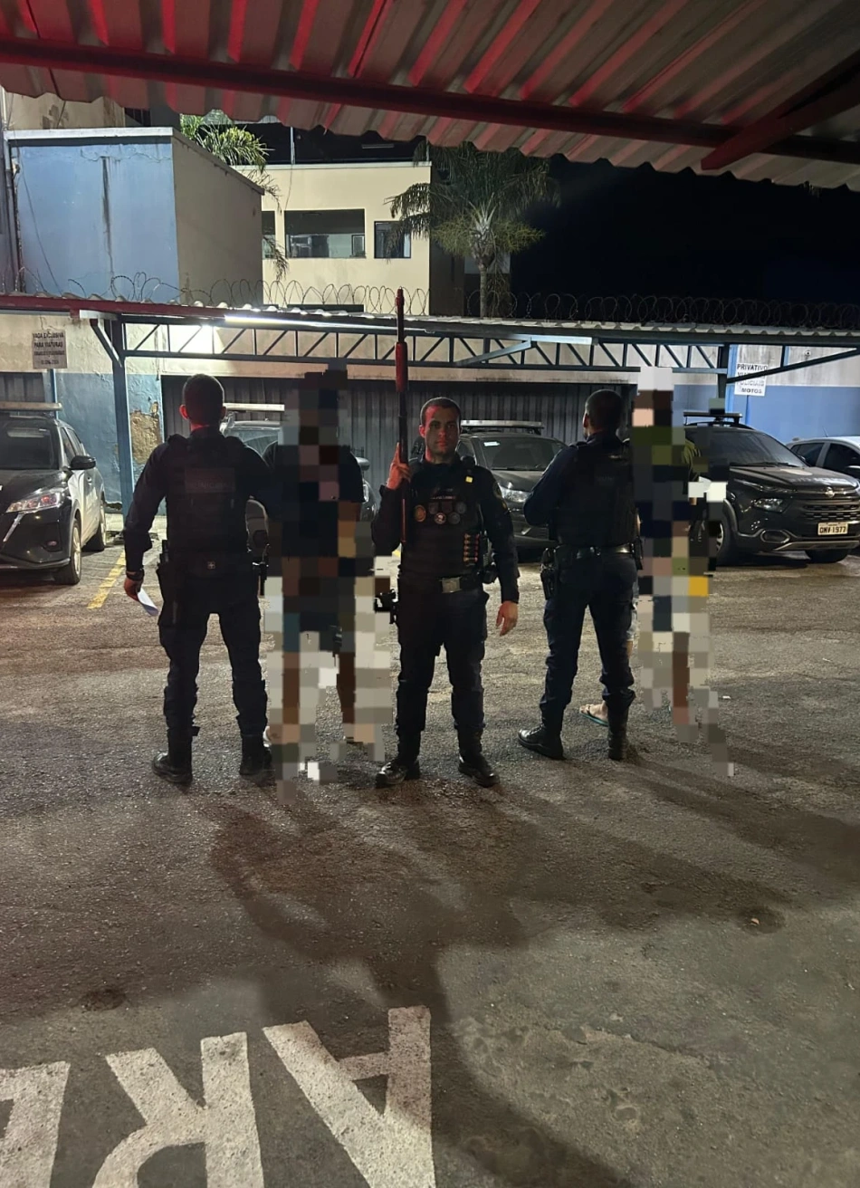 Após denúncia, Guarda Civil Municipal prende homem e apreende adolescente com arma e drogas no Centro de Nova Serrana