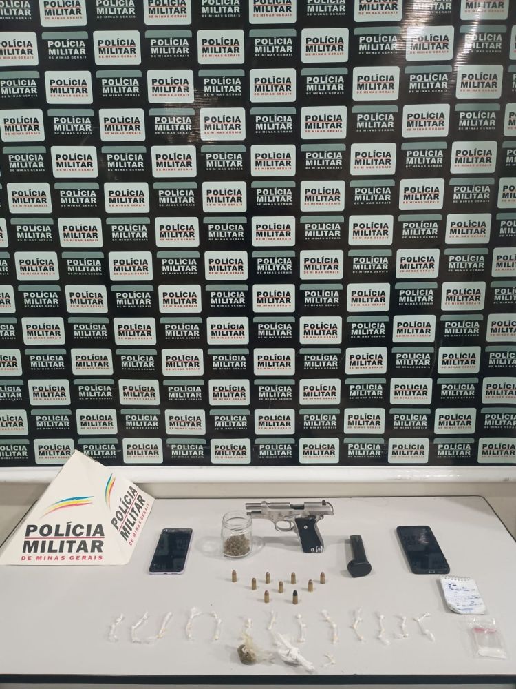 NOVA SERRANA/MG - POLÍCIA MILITAR PRENDE HOMEM E MULHER POR TRÁFICO DE DROGAS, APREENDE ARMA DE FOGO, MUNIÇÕES E DROGAS