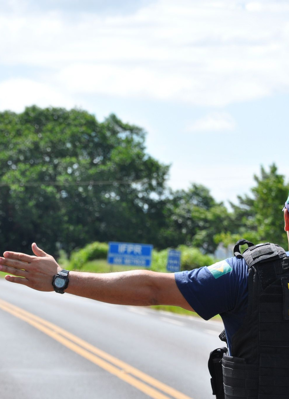 Rodovias federais do Brasil registraram 65 mortes e 730 acidentes durante a Operação Ano Novo