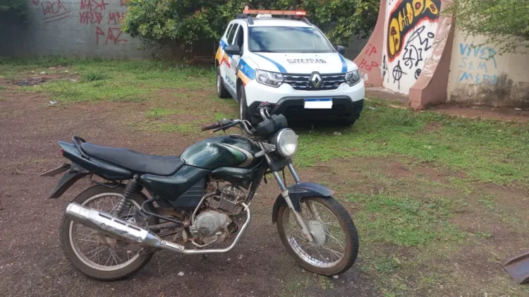 POLÍCIA MILITAR RECUPERA MOTOCICLETA ROUBADA EM PITANGUI