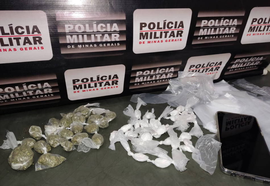 Dupla é presa em Bom despacho com 34 buchas de cocaína e 22 buchas de maconha