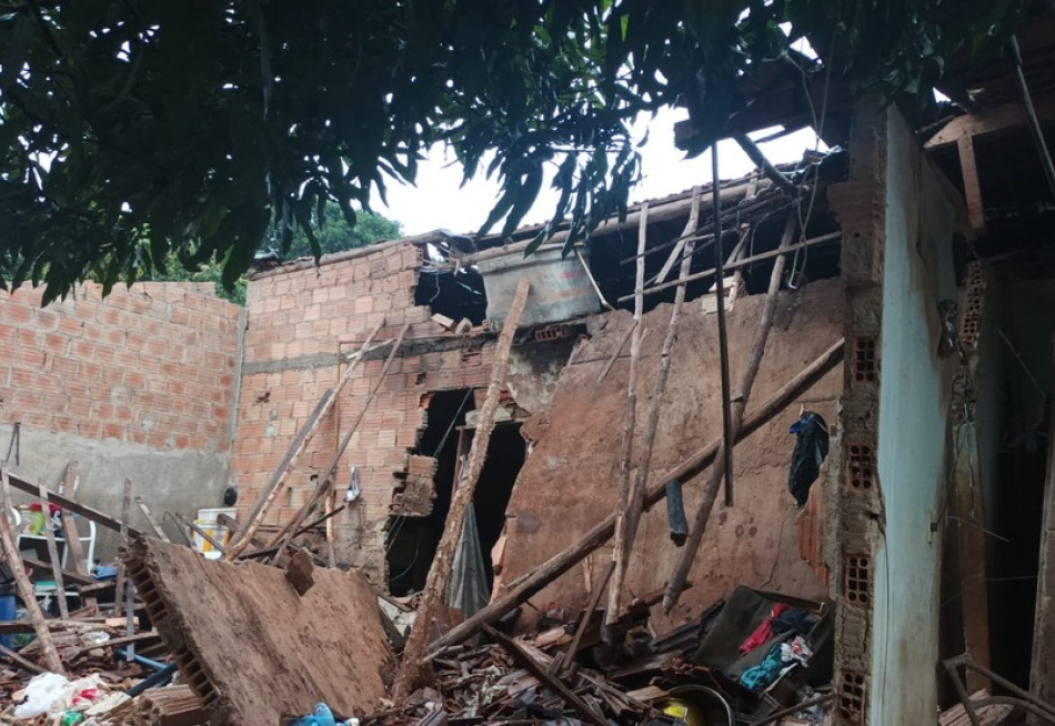 Mulher fica ferida após desabamento da laje de uma casa no bairro São Cristovão