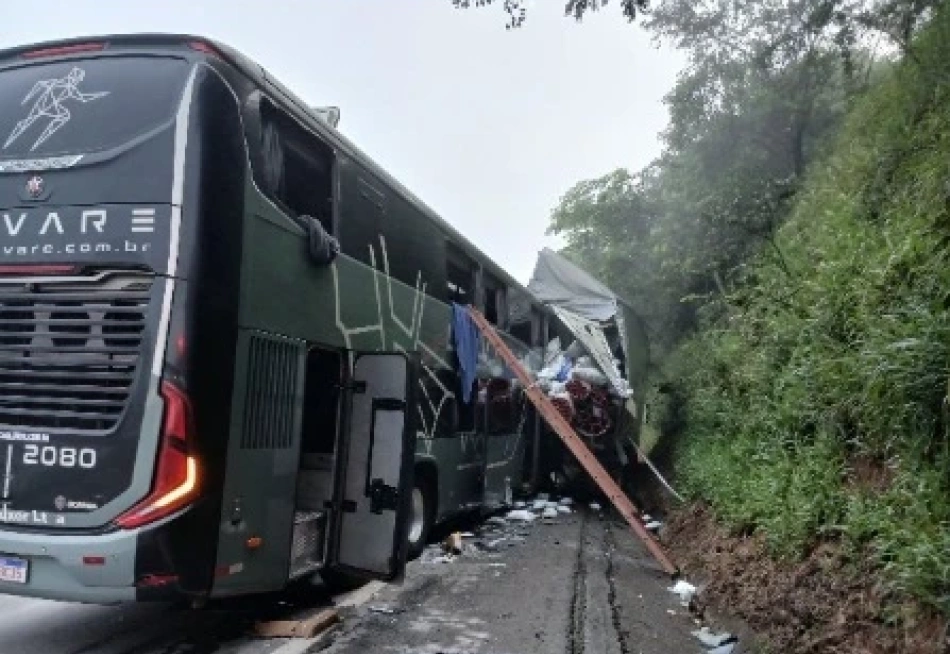 Acidente entre ônibus e carreta deixa um morto e vários feridos na BR-381, em Carmópolis de Minas