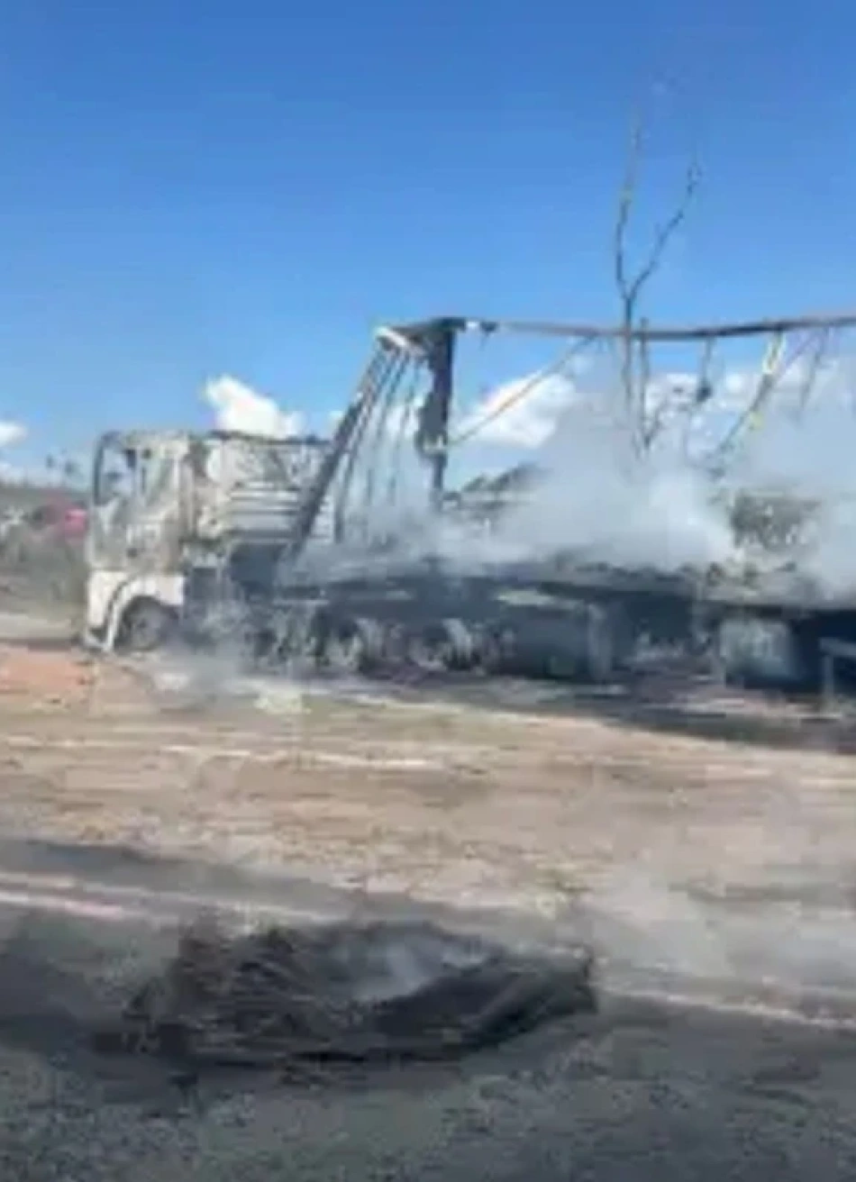 Carreta carregada com óleo vegetal pega fogo na BR 262