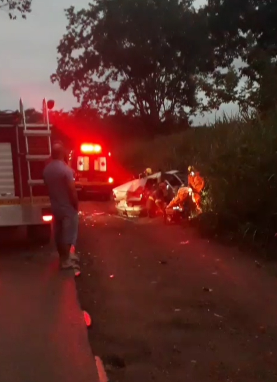 Acidente na BR 352, entre Pará de Minas e Pitangui, provocou a morte de uma pessoa e deixou duas feridas