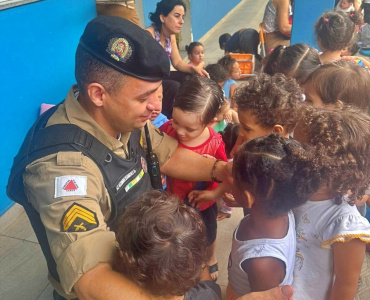 NOVA SERRANA/MG – Policiais do PROERD realizam visita a escola municipal durante a Semana da Criança
