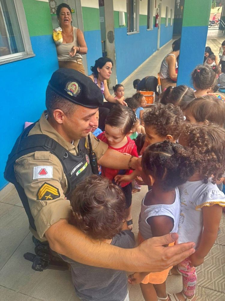 NOVA SERRANA/MG – Policiais do PROERD realizam visita a escola municipal durante a Semana da Criança