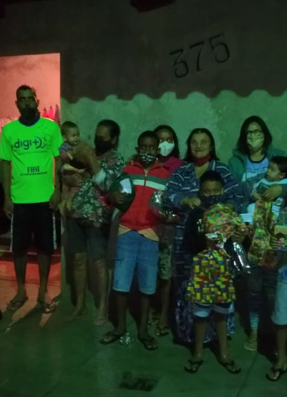 Militares da 19ª Cia PM Ind entregaram presentes e alimentos a crianças que enviaram cartinhas de Natal