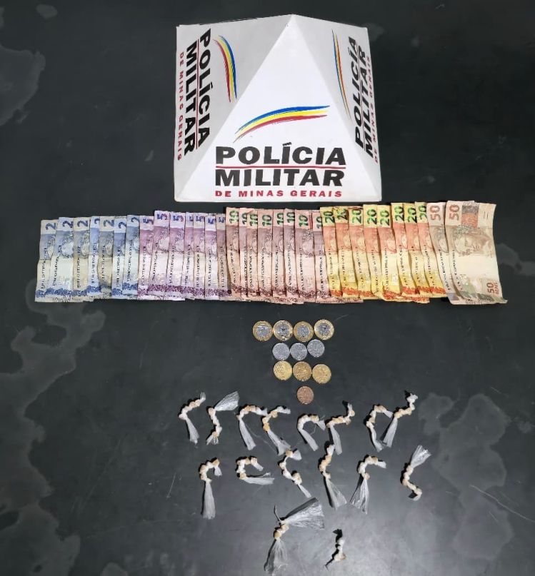 PAPAGAIOS – Polícia Militar apreende adolescentes envolvidos com o tráfico de drogas no centro da cidade