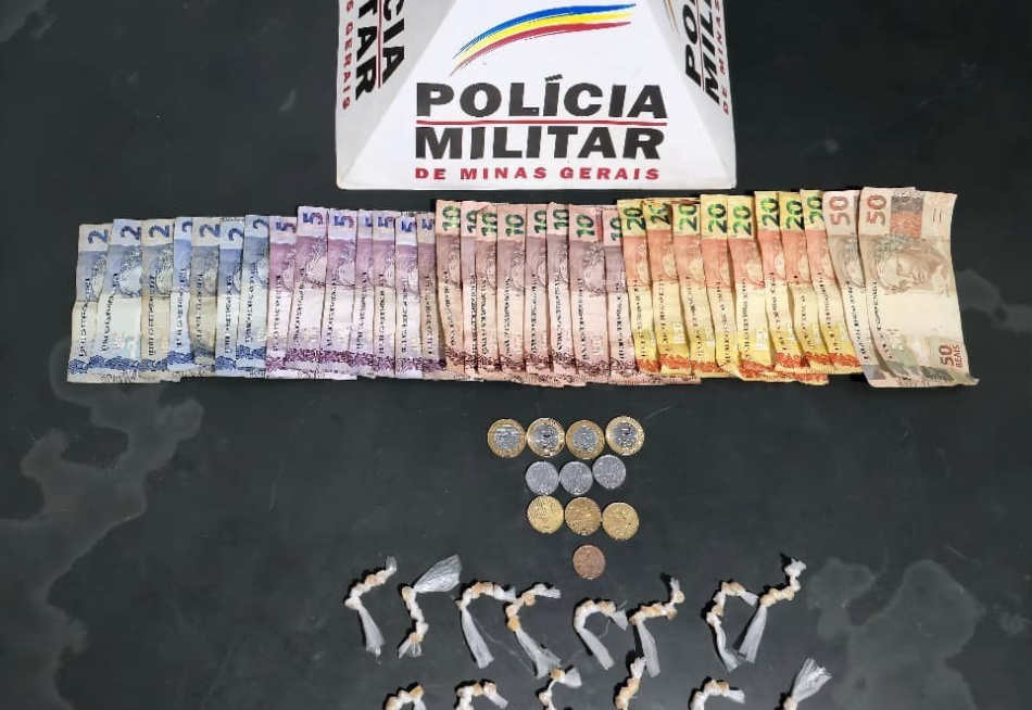 PAPAGAIOS – Polícia Militar apreende adolescentes envolvidos com o tráfico de drogas no centro da cidade