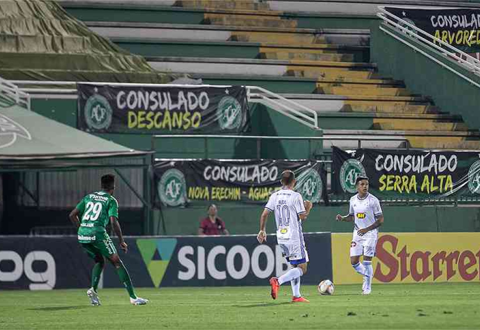 Cruzeiro vence a líder Chapecoense e se distancia da zona de rebaixamento da Série B
